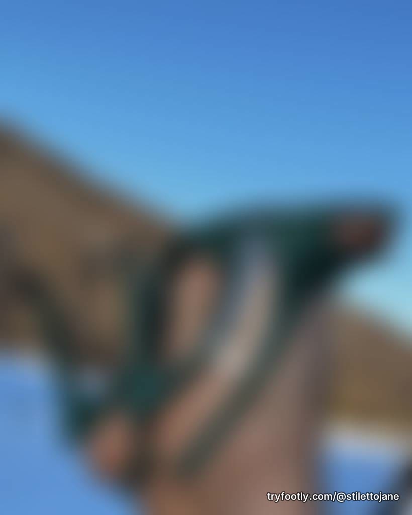 📢Promotion! 👠Heels in the air ❄️Snowy Background ⚠️Suggestive Are you scared to DM? Do it,