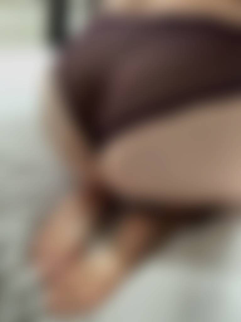 Love how my feet look when I’m on my knees. 🤤