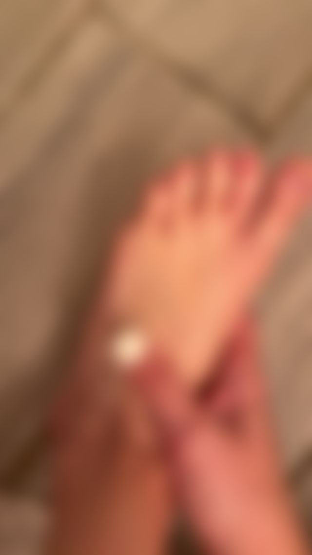 Is there anything better than an oily foot rub? I think not. 🩷