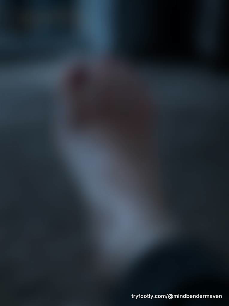 Stretching out these toes before bed… nice and wide for anyone who appreciates a proper sp