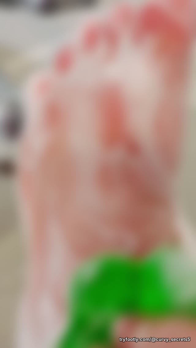 Scrub a dub dub, in the tub with me. 🫧🧼 Watch me get my soles perfectly clean and soft. 😘