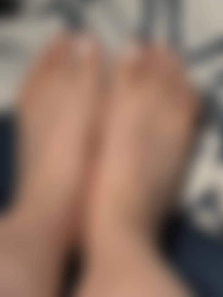 Overdue for a pedi 🥲 wish I had someone to talk to. Like or message me to cheer me up💕