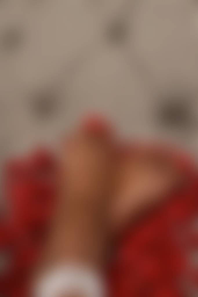Soft petals… bold red… and just enough shine to keep you looking twice. 🌹✨ Tell me—which t