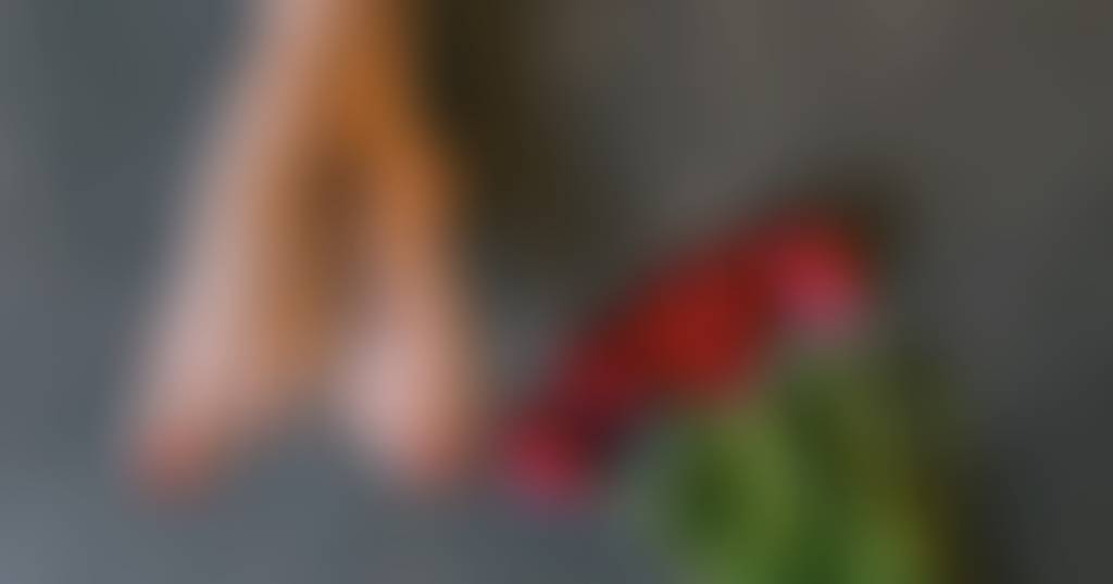 Who doesn't love the sight of red roses paired with red toes?