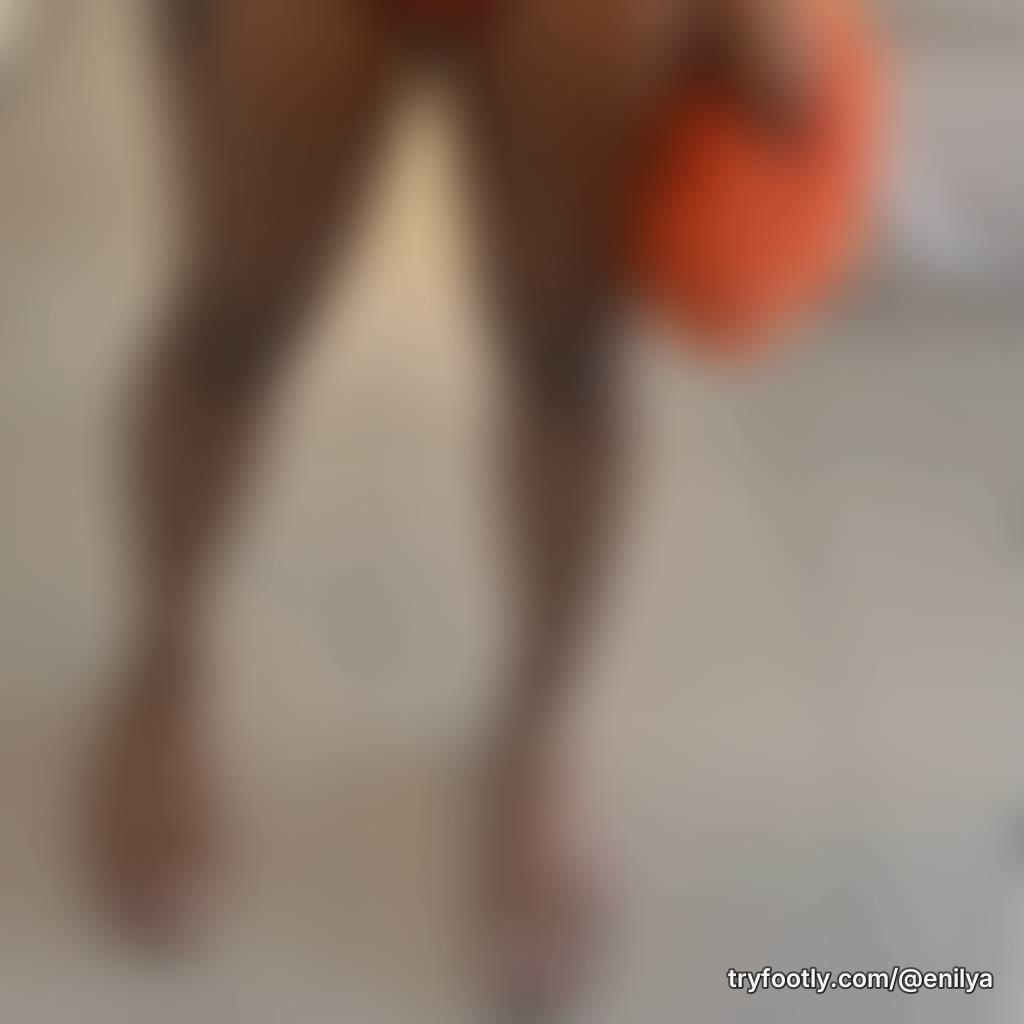 legs, bikinis, + white toes, nothing compares 😅