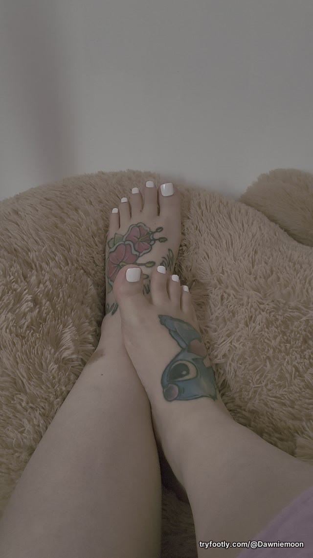 A gentle foot rubbing. 😍 kisses my luvs!