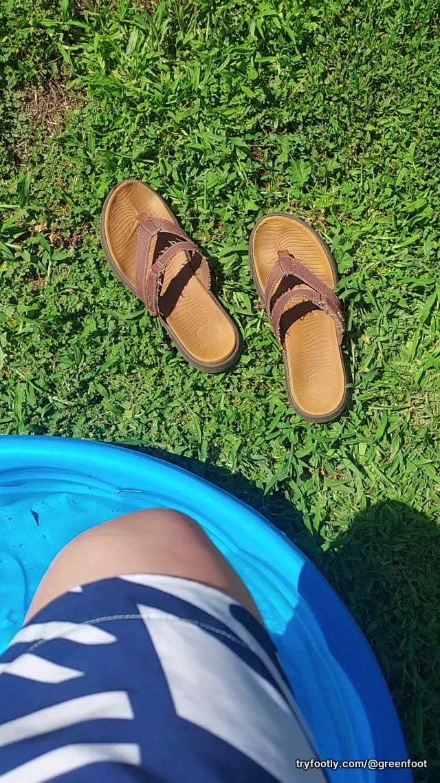 Slipping into my sandals 😘