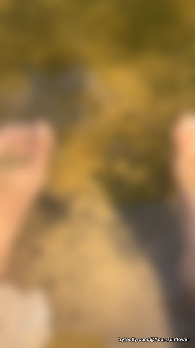 Little fish sucking on my feet in the sandy river. 🤣tickles