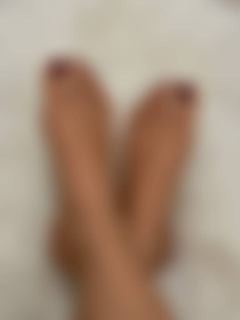 Crossed up and craving attention… come a little closer 🔥 DM for requests 👀