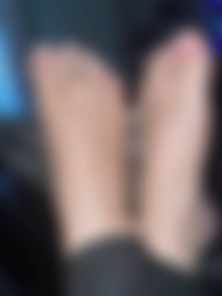 Pretty little feet 👣