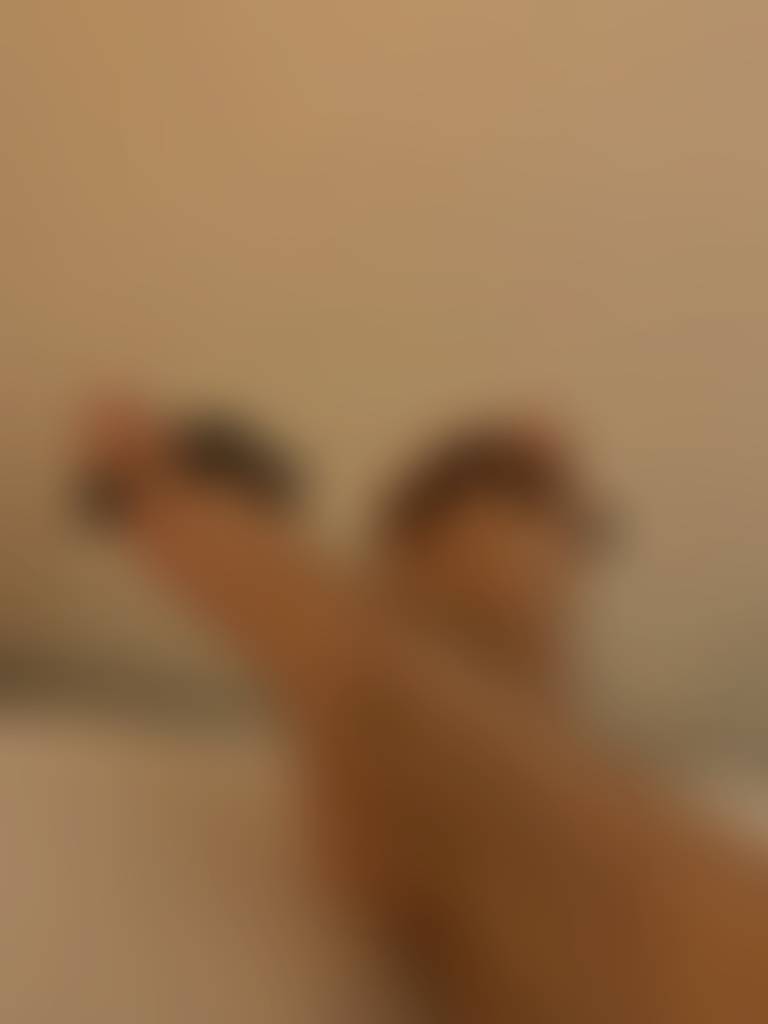 In the process of painting… 💅🙈😚 3 cute pics of spread toes… hope you like xx