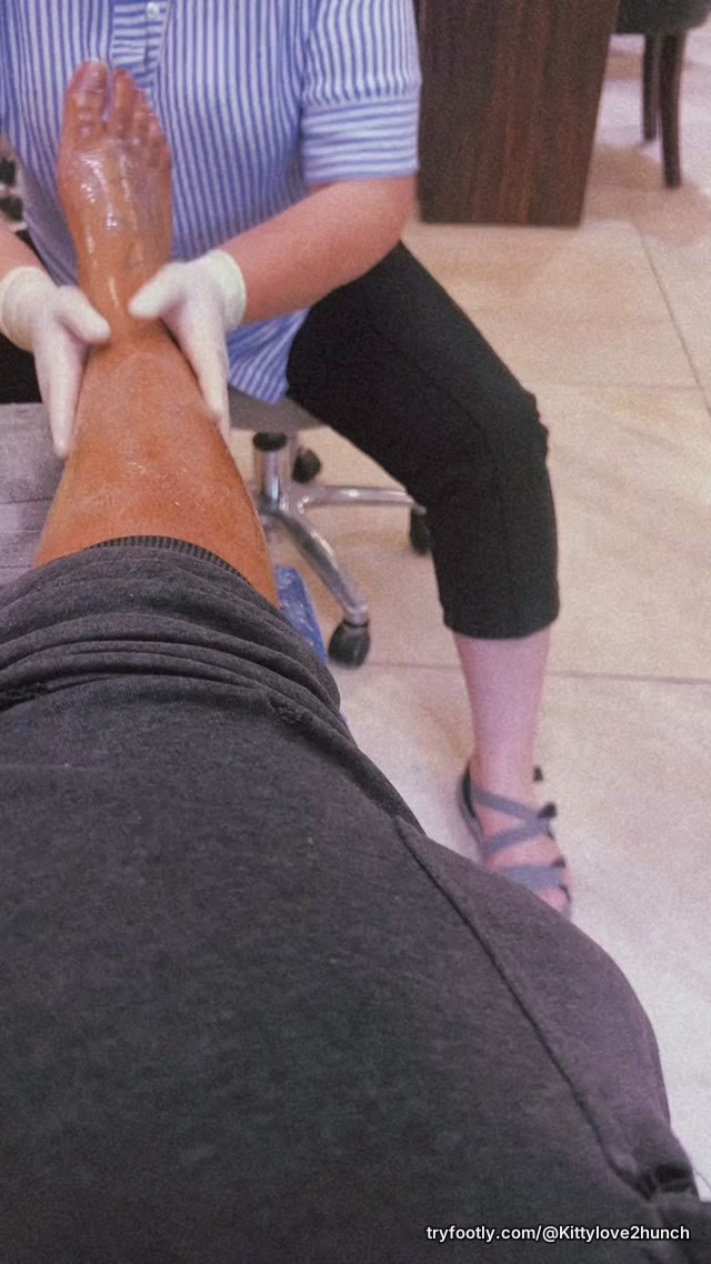 Daddy come rub my toes like this 😩 it looks like 💦
