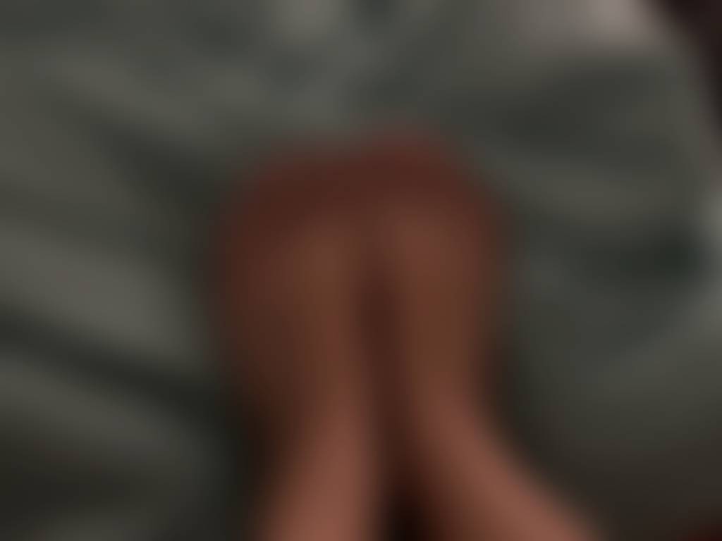My feet on my teal bedsheets. Let me know what else you like loves 😽 xoxo