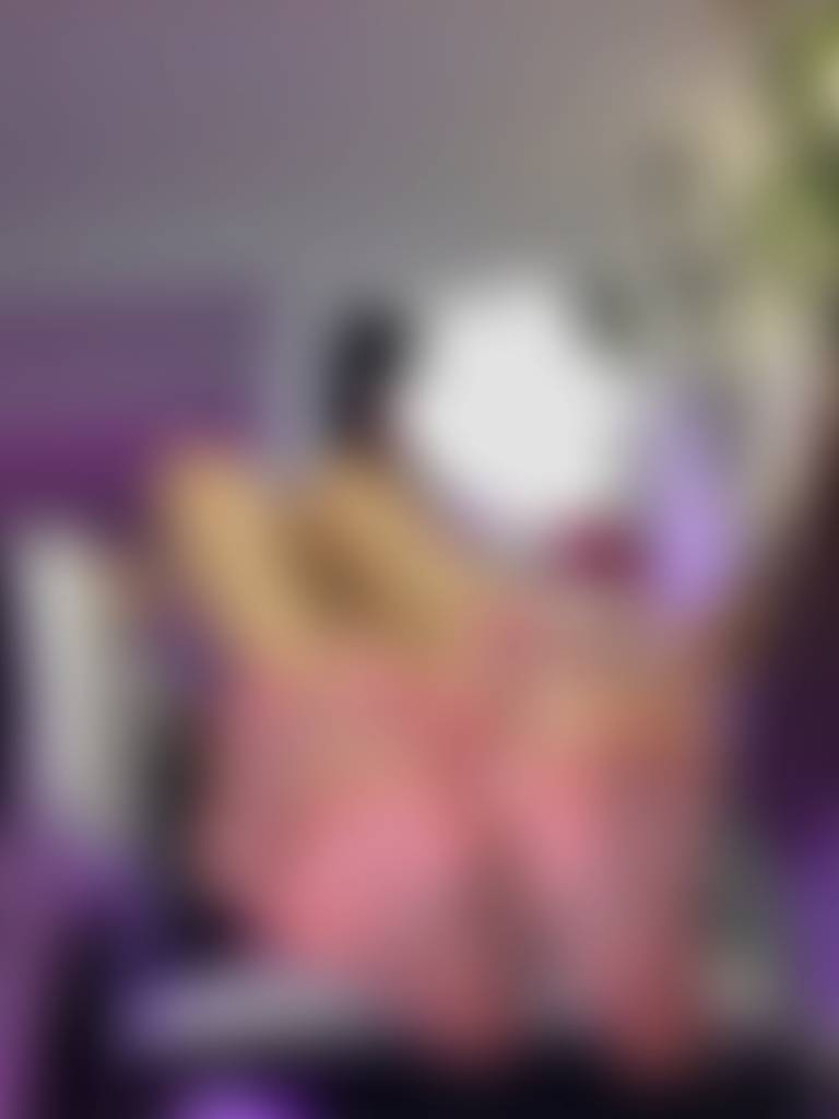 Subscribe to see more like this 😏 for now let me tease you with what I offer… oiled up my 
