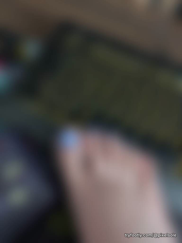 Toes on the keyboard, Fresh look. PC cosy gaming prepped and ready I think some hogwarts ,