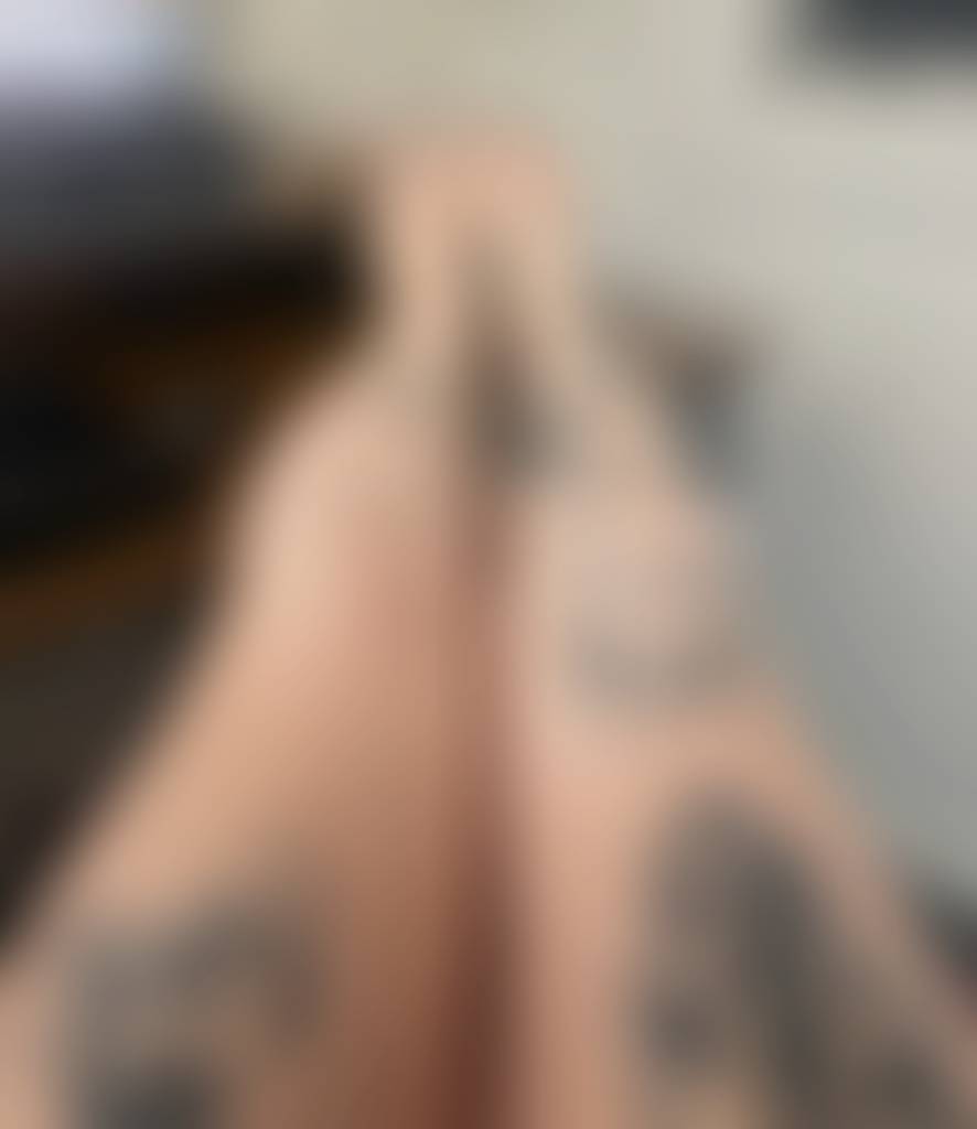 Work from home kinda day 🖤 Come distract me 🙂