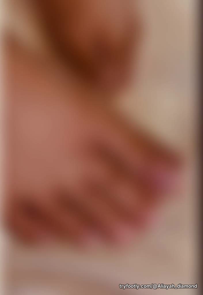I love attention. Is there anyone who wants to worship my feet?!