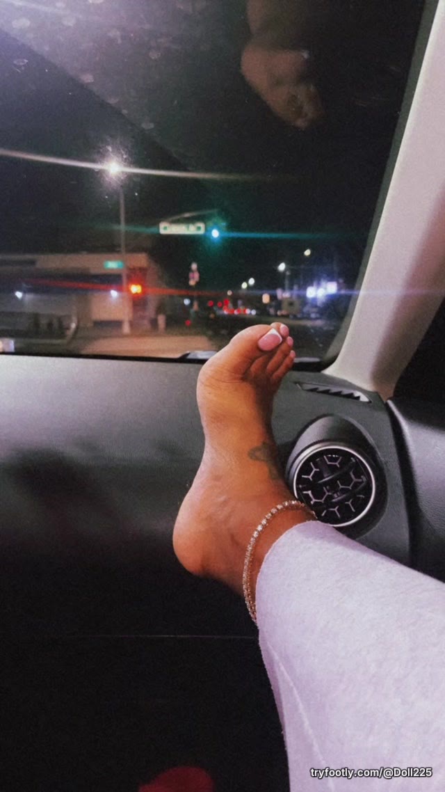 If you tip nice I’ll give you a private show😋#prettyfeet #footporn #frenchtip #foottattoo