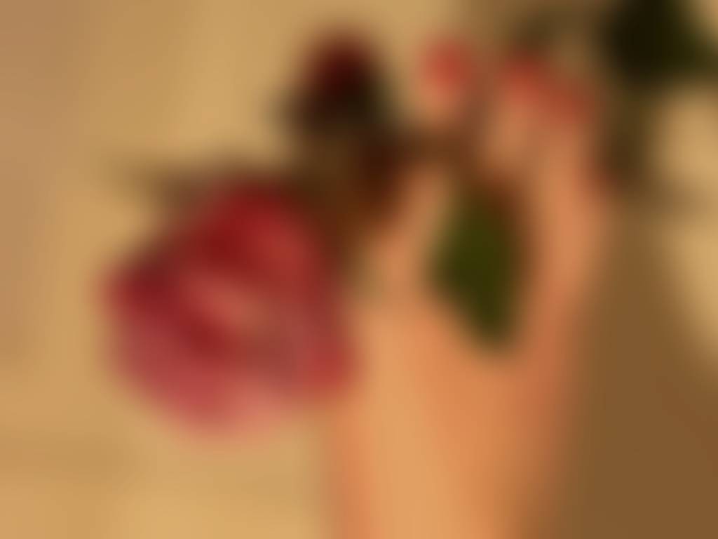 Pay to see what i hold with my toes 😉🥀