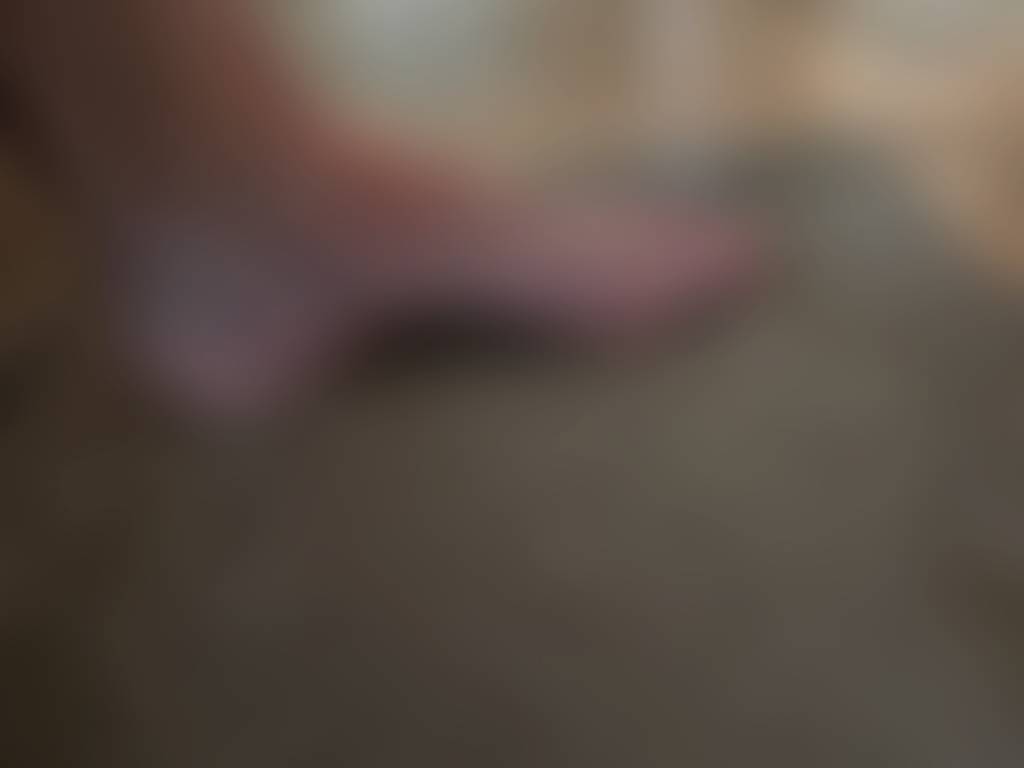 Low-angle close-up showing off my natural arch, smooth skin, and relaxed barefoot vibes 💕 