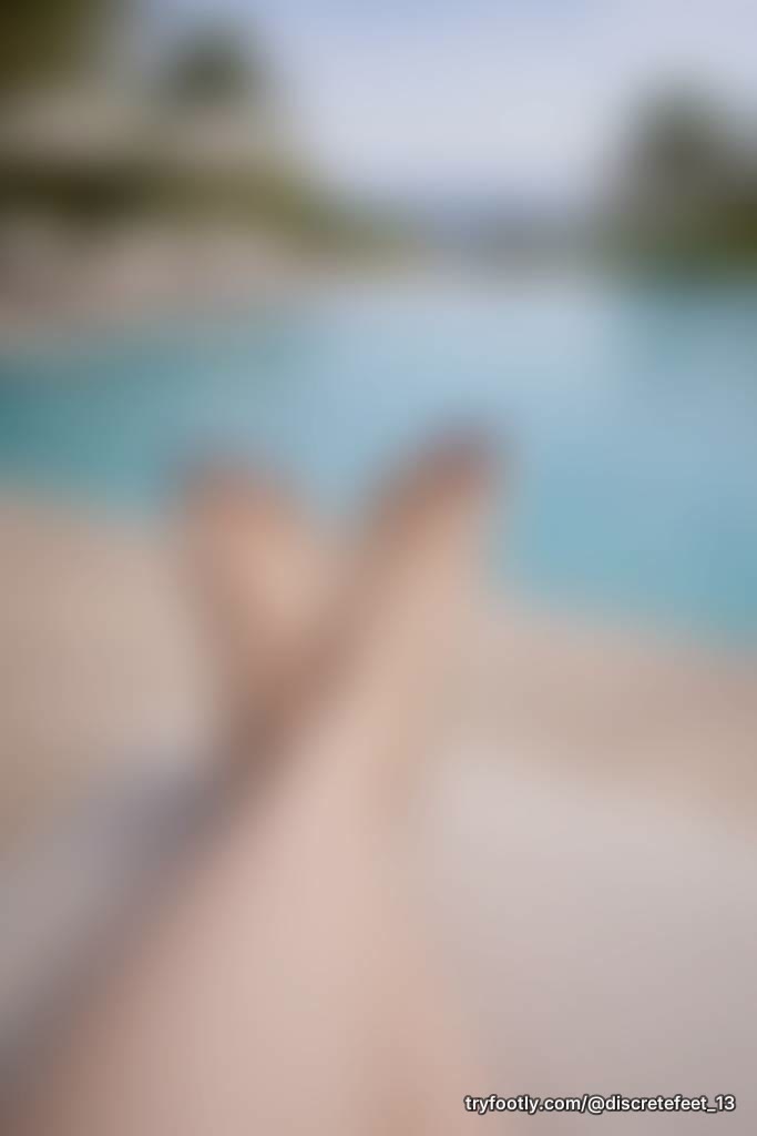 Pack de 4 fotos de pies bien cuidados, esmalte rojo clásico y ambiente tranquilo junto a l