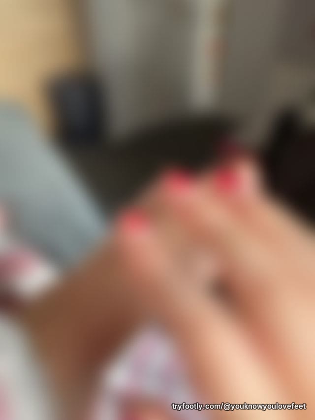 A few hairy toes
